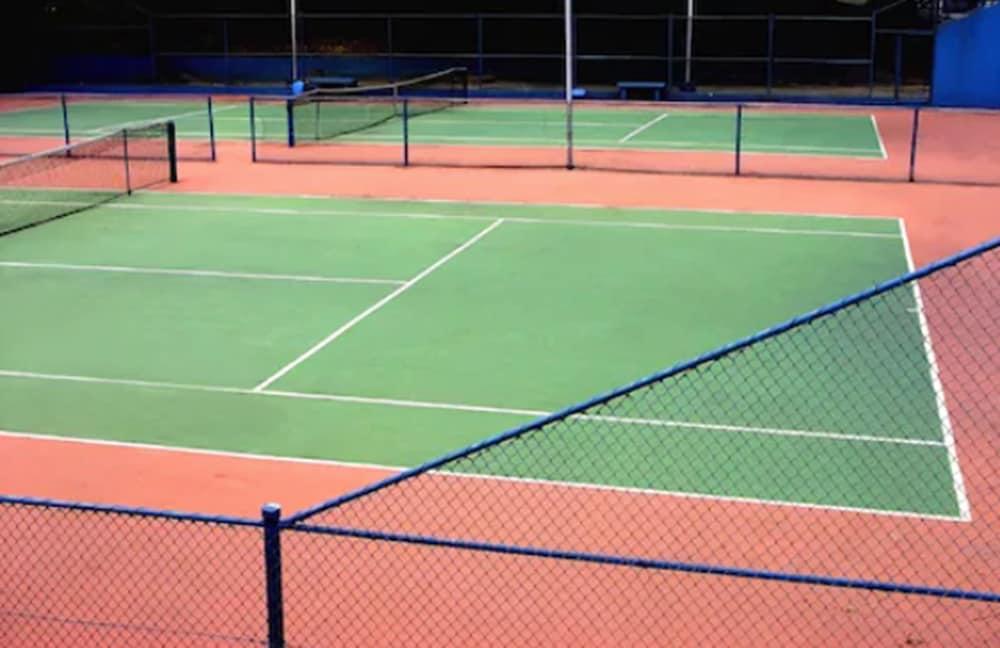 Hotel Senac Ilha Do Boi Vitoria Bagian luar foto Tennis courts