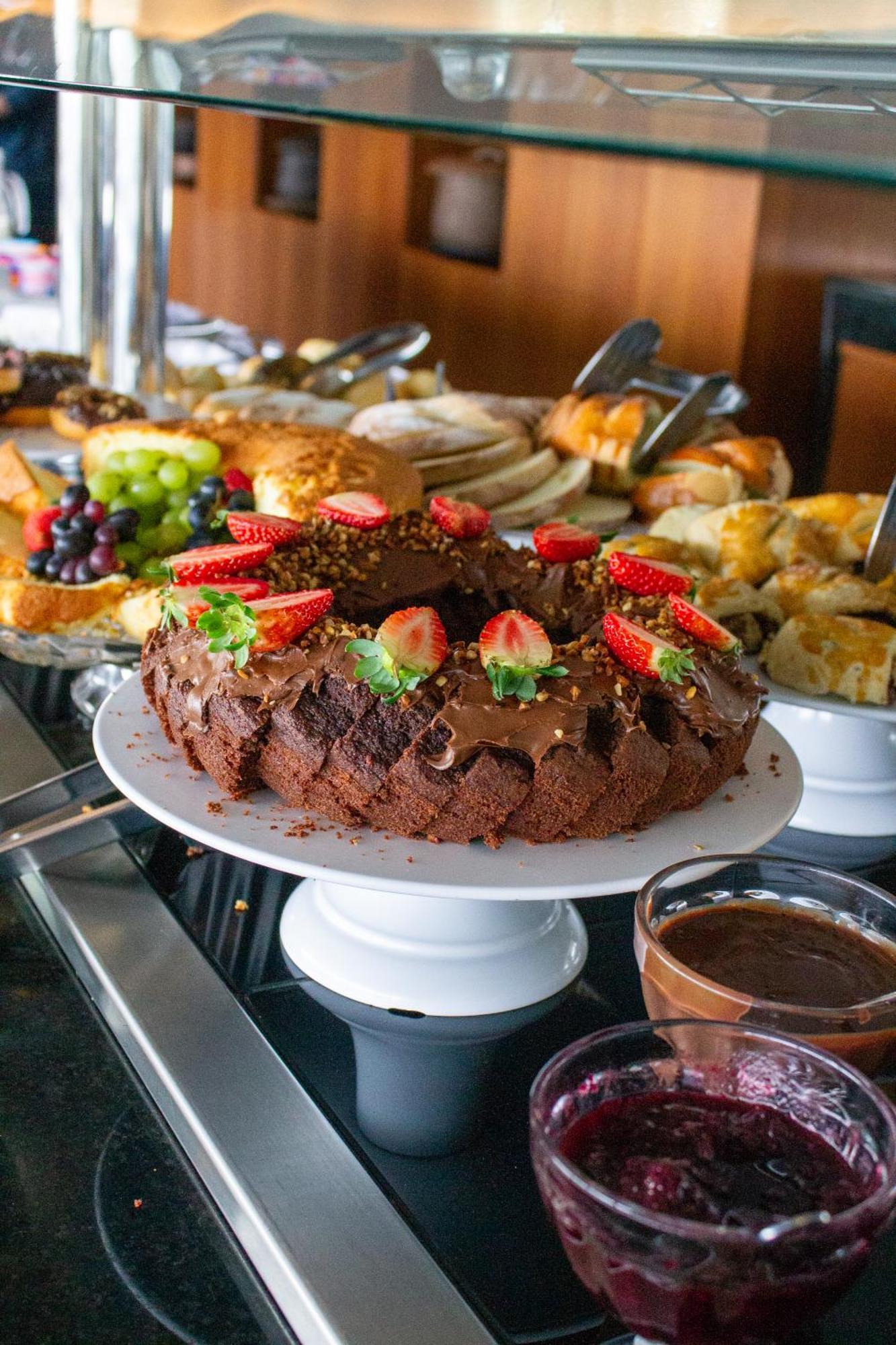 Hotel Senac Ilha Do Boi Vitoria Bagian luar foto A chocolate cake