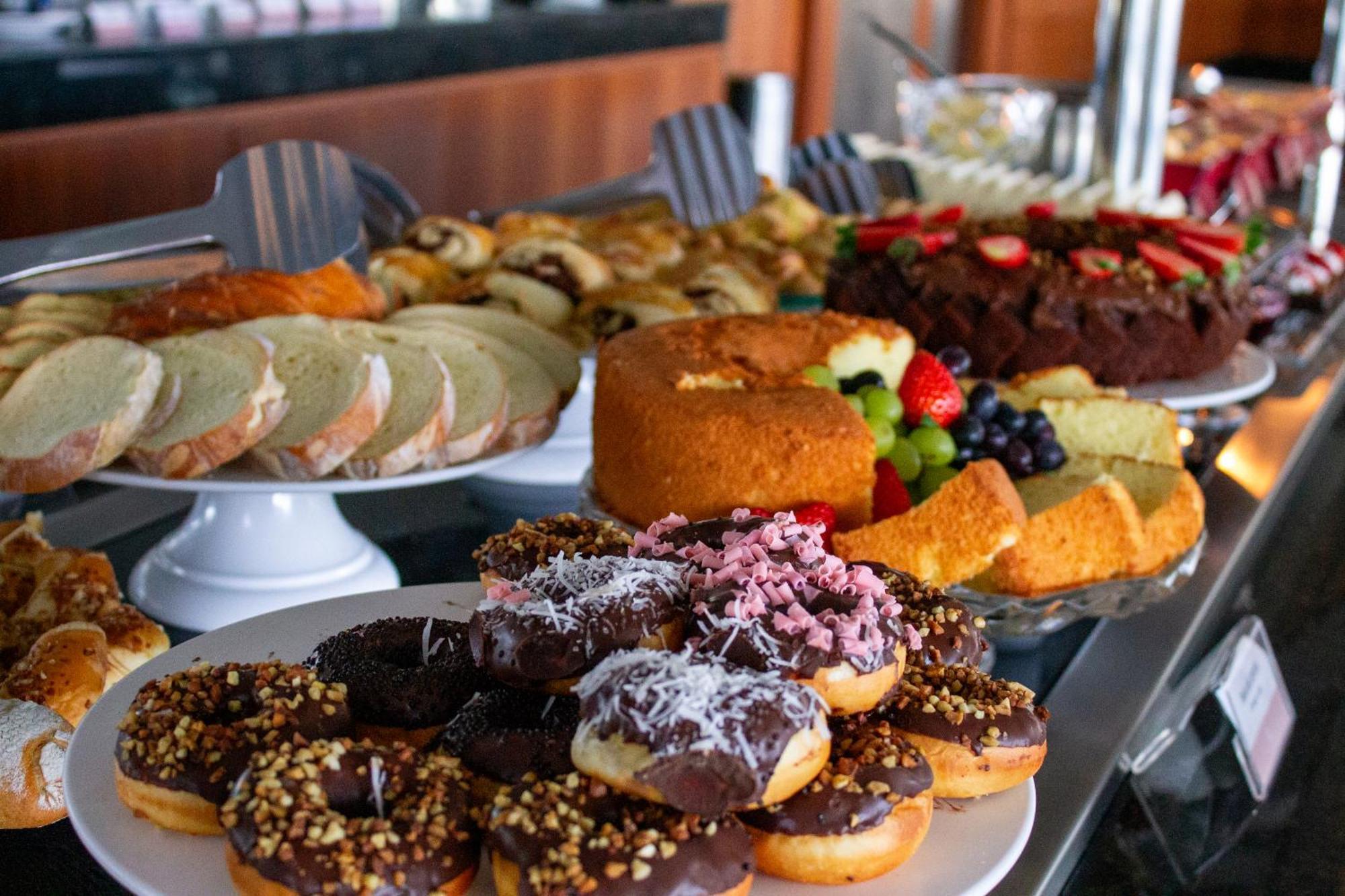 Hotel Senac Ilha Do Boi Vitoria Bagian luar foto A selection of cakes